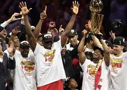 英超窗口期热度飙升多伦多猛龙围绕CBA季后赛绝杀压哨，媒体一致点评：东契奇连续二十场比赛得分超过出色防守